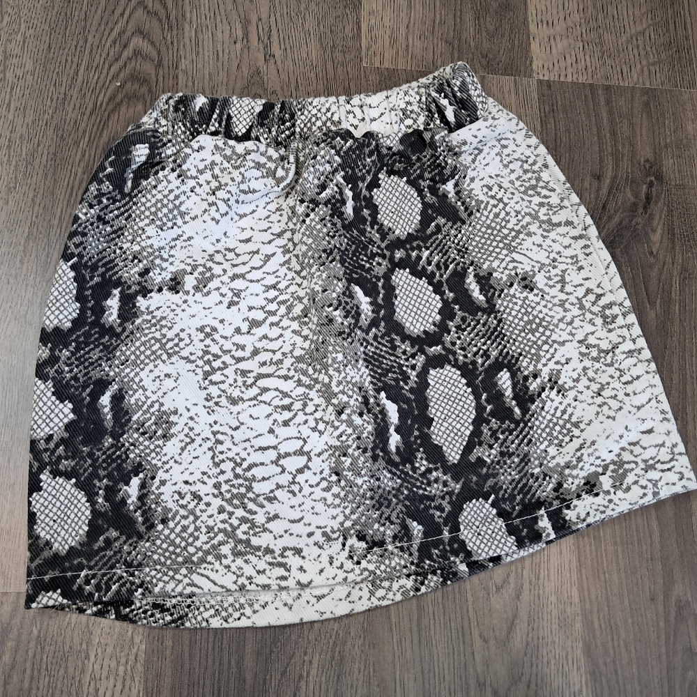 Black And White Kids Snake Print Skirt Size 3-4 Based On Measurements - Picture 1 of 7